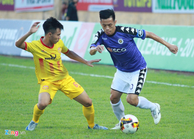 CĐV đội Hà Nội ăn mừng khi đội nhà tiếp tục bất bại ở V.League 2018